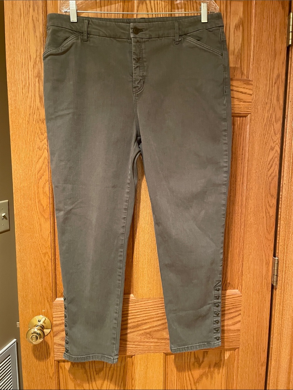Chico’s Women’s the So Slimming Girlfriend Ankle Green Stretch Jeans in size 2.5